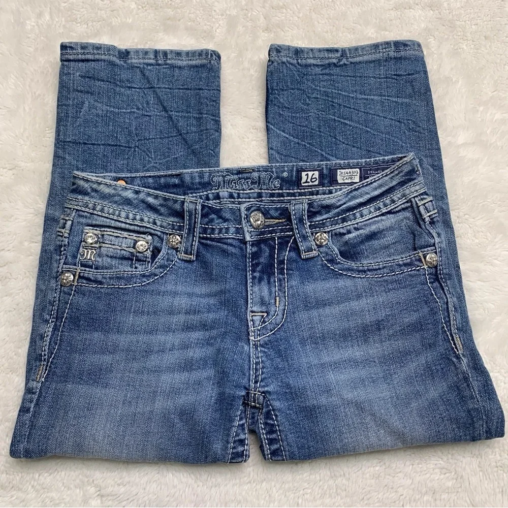 Miss Me Girl's Blue Floral Embroidered Capri Jeans Size 16 x 17” - Picture 2 of 7